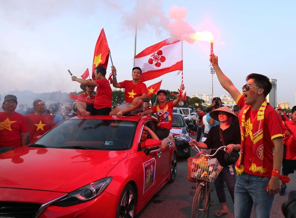 Bóng chưa lăn, CĐV VN đã đốt pháo rực sáng - Ảnh 11. Bóng chưa lăn, CĐV VN đã đốt pháo rực sáng - Ảnh 11.
