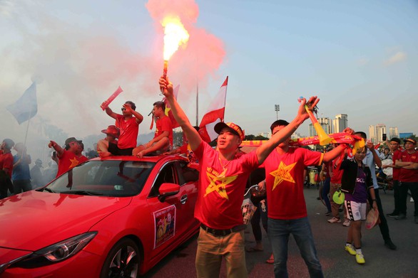Bóng chưa lăn, CĐV VN đã đốt pháo rực sáng - Ảnh 9. Bóng chưa lăn, CĐV VN đã đốt pháo rực sáng - Ảnh 9.
