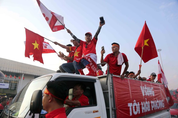 Bóng chưa lăn, CĐV VN đã đốt pháo rực sáng - Ảnh 16. Bóng chưa lăn, CĐV VN đã đốt pháo rực sáng - Ảnh 16.