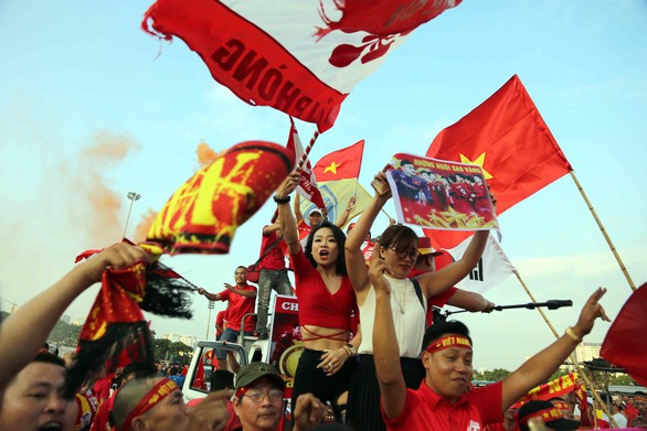 Bóng chưa lăn, CĐV VN đã đốt pháo rực sáng - Ảnh 14. Bóng chưa lăn, CĐV VN đã đốt pháo rực sáng - Ảnh 14.