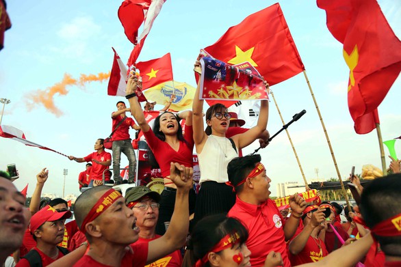 Bóng chưa lăn, CĐV VN đã đốt pháo rực sáng - Ảnh 15. Bóng chưa lăn, CĐV VN đã đốt pháo rực sáng - Ảnh 15.