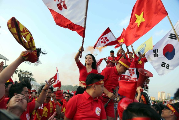 Bóng chưa lăn, CĐV VN đã đốt pháo rực sáng - Ảnh 19. Bóng chưa lăn, CĐV VN đã đốt pháo rực sáng - Ảnh 19.