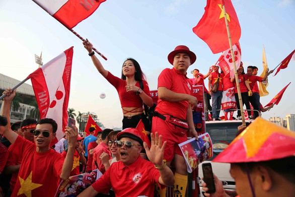 Bóng chưa lăn, CĐV VN đã đốt pháo rực sáng - Ảnh 18. Bóng chưa lăn, CĐV VN đã đốt pháo rực sáng - Ảnh 18.