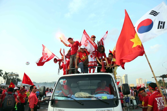 Bóng chưa lăn, CĐV VN đã đốt pháo rực sáng - Ảnh 17. Bóng chưa lăn, CĐV VN đã đốt pháo rực sáng - Ảnh 17.