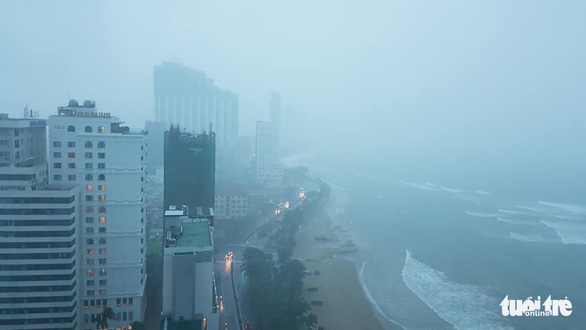 Mưa lớn, nhiều tuyến phố Nha Trang biến thành sông - Ảnh 3. Mưa lớn, nhiều tuyến phố Nha Trang biến thành sông - Ảnh 3.