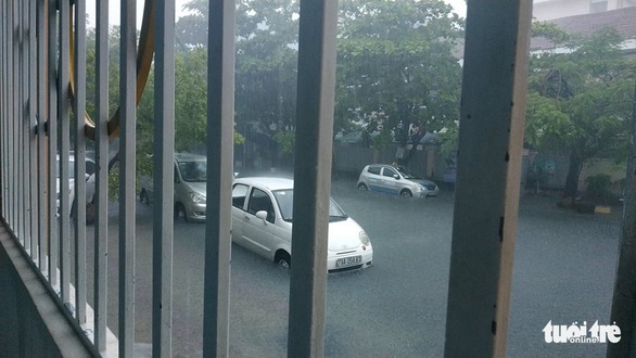 Mưa lớn, nhiều tuyến phố Nha Trang biến thành sông - Ảnh 4. Mưa lớn, nhiều tuyến phố Nha Trang biến thành sông - Ảnh 4.