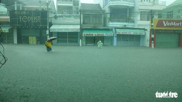 Mưa lớn, nhiều tuyến phố Nha Trang biến thành sông - Ảnh 5. Mưa lớn, nhiều tuyến phố Nha Trang biến thành sông - Ảnh 5.