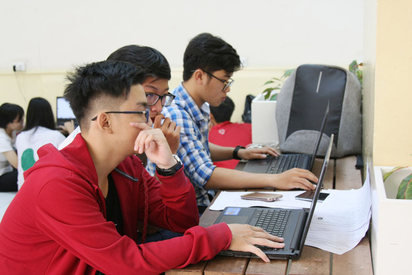 Nhiều trường đại học cho sinh viên học tập trung, vẫn duy trì dạy online - Ảnh 1. Nhiều trường đại học cho sinh viên học tập trung, vẫn duy trì dạy online - Ảnh 1.