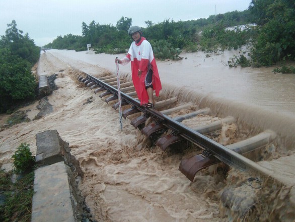 Tuyến đường sắt Bắc - Nam thông suốt sau nhiều giờ tê liệt - Ảnh 1. Tuyến đường sắt Bắc - Nam thông suốt sau nhiều giờ tê liệt - Ảnh 1.