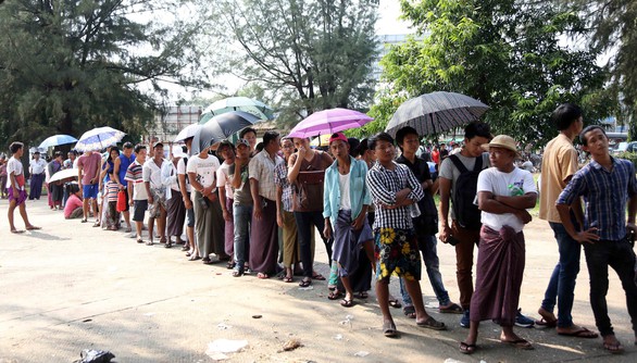 Mua vé xem bóng đá ở Myanmar không khổ như VN - Ảnh 2. Mua vé xem bóng đá ở Myanmar không khổ như VN - Ảnh 2.