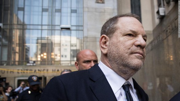 Ông trùm Harvey Weinstein bị tố dụ sex thiếu nữ 16 tuổi - Ảnh 1. Ông trùm Harvey Weinstein bị tố dụ sex thiếu nữ 16 tuổi - Ảnh 1.