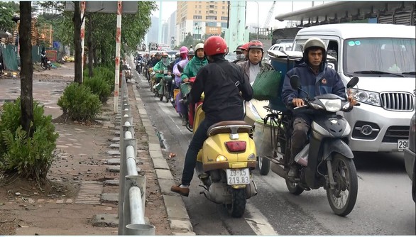 Hà Nội dựng rào chắn trên vỉa hè, dân đi ngược chiều dưới lòng đường - Ảnh 7. Hà Nội dựng rào chắn trên vỉa hè, dân đi ngược chiều dưới lòng đường - Ảnh 7.