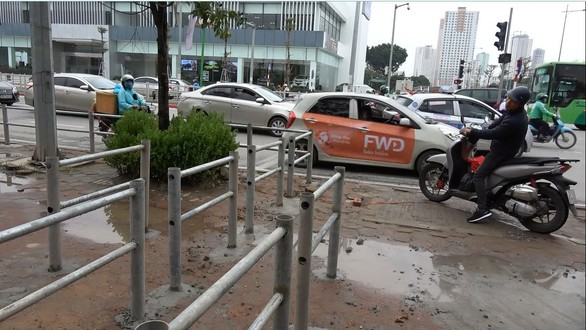 Hà Nội dựng rào chắn trên vỉa hè, dân đi ngược chiều dưới lòng đường - Ảnh 3. Hà Nội dựng rào chắn trên vỉa hè, dân đi ngược chiều dưới lòng đường - Ảnh 3.