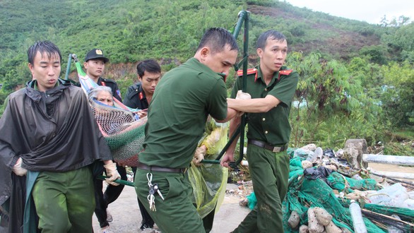 Cật lực cứu người trong vụ sạt lở ở Nha Trang - Ảnh 1. Cật lực cứu người trong vụ sạt lở ở Nha Trang - Ảnh 1.