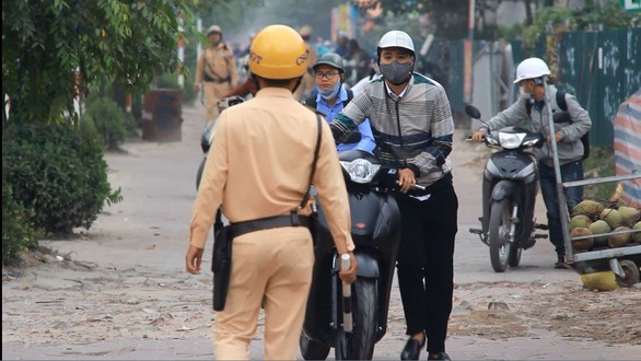 Hà Nội dựng rào chắn trên vỉa hè, dân đi ngược chiều dưới lòng đường - Ảnh 8. Hà Nội dựng rào chắn trên vỉa hè, dân đi ngược chiều dưới lòng đường - Ảnh 8.
