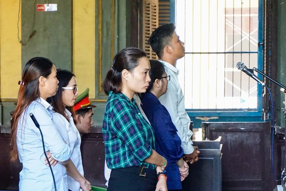5/6 nhân viên Eximbank trong vụ bốc hơi hàng trăm tỉ được hưởng án treo - Ảnh 1. 5/6 nhân viên Eximbank trong vụ bốc hơi hàng trăm tỉ được hưởng án treo - Ảnh 1.