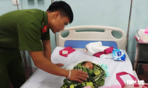 Giải cứu bé gái 20 ngày tuổi bị mẹ ruột bán - Ảnh 2. Giải cứu bé gái 20 ngày tuổi bị mẹ ruột bán - Ảnh 2.