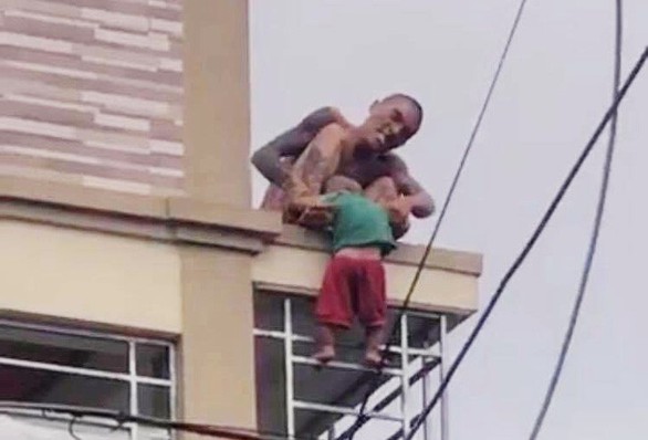 Người đàn ông dùng ma túy trước khi ném con xuống đất - Ảnh 1. Người đàn ông dùng ma túy trước khi ném con xuống đất - Ảnh 1.