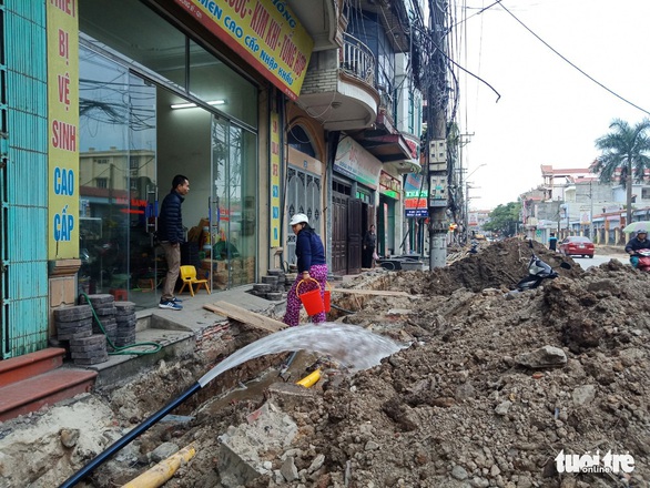 Chỉnh trang đô thị làm vỡ đường ống, gần trăm hộ dân mất nước - Ảnh 1. Chỉnh trang đô thị làm vỡ đường ống, gần trăm hộ dân mất nước - Ảnh 1.