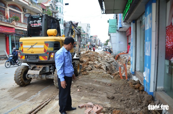 Chỉnh trang đô thị làm vỡ đường ống, gần trăm hộ dân mất nước - Ảnh 2. Chỉnh trang đô thị làm vỡ đường ống, gần trăm hộ dân mất nước - Ảnh 2.