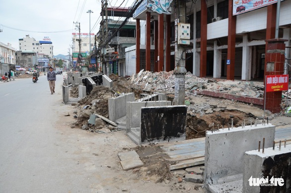 Chỉnh trang đô thị làm vỡ đường ống, gần trăm hộ dân mất nước - Ảnh 4. Chỉnh trang đô thị làm vỡ đường ống, gần trăm hộ dân mất nước - Ảnh 4.