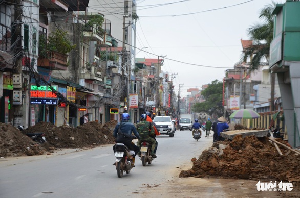 Chỉnh trang đô thị làm vỡ đường ống, gần trăm hộ dân mất nước - Ảnh 5. Chỉnh trang đô thị làm vỡ đường ống, gần trăm hộ dân mất nước - Ảnh 5.