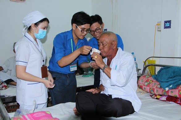 Đội tình nguyện viên 9X chăm sóc bệnh nhân ở Cần Thơ - Ảnh 1. Đội tình nguyện viên 9X chăm sóc bệnh nhân ở Cần Thơ - Ảnh 1.
