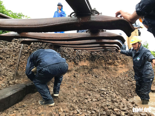 Nước xoáy trôi nền, đường sắt Bắc - Nam tê liệt - Ảnh 5. Nước xoáy trôi nền, đường sắt Bắc - Nam tê liệt - Ảnh 5.
