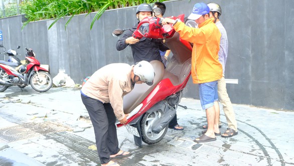 Tốn cả trăm triệu sửa ôtô ngập nước - Ảnh 6. Tốn cả trăm triệu sửa ôtô ngập nước - Ảnh 6.