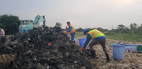 Ít nhất 15.000m3 chất thải đã được đem... san lấp mặt bằng - Ảnh 1. Ít nhất 15.000m3 chất thải đã được đem... san lấp mặt bằng - Ảnh 1.