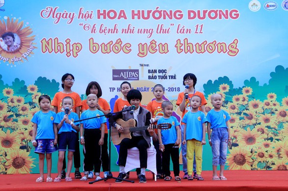Ngày hội hoa hướng dương: Khi trái tim nối với trái tim - Ảnh 1. Ngày hội hoa hướng dương: Khi trái tim nối với trái tim - Ảnh 1.