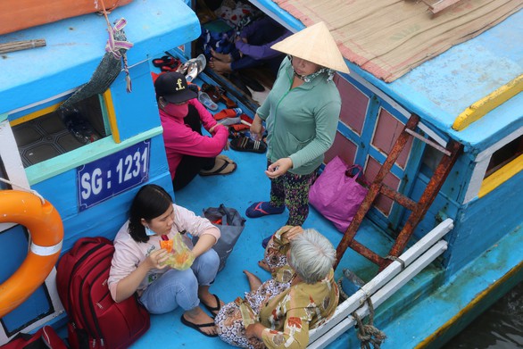 12 chuyến tàu từ đảo Thạnh An vào đất liền ngày đầu tiên sau bão - Ảnh 1. 12 chuyến tàu từ đảo Thạnh An vào đất liền ngày đầu tiên sau bão - Ảnh 1.