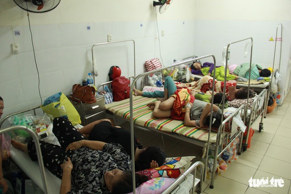Tăng gấp đôi giường vẫn không đủ chỗ cho bệnh nhân sốt xuất huyết - Ảnh 2. Tăng gấp đôi giường vẫn không đủ chỗ cho bệnh nhân sốt xuất huyết - Ảnh 2.