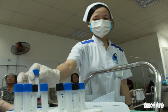 Tăng gấp đôi giường vẫn không đủ chỗ cho bệnh nhân sốt xuất huyết - Ảnh 6. Tăng gấp đôi giường vẫn không đủ chỗ cho bệnh nhân sốt xuất huyết - Ảnh 6.
