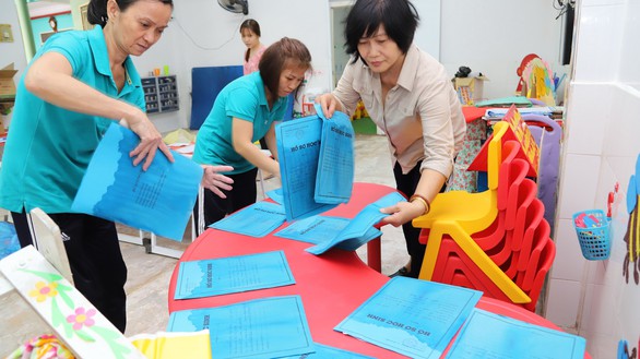 Trường ngập, giáo viên phơi sách, hồ sơ học sinh - Ảnh 1. Trường ngập, giáo viên phơi sách, hồ sơ học sinh - Ảnh 1.