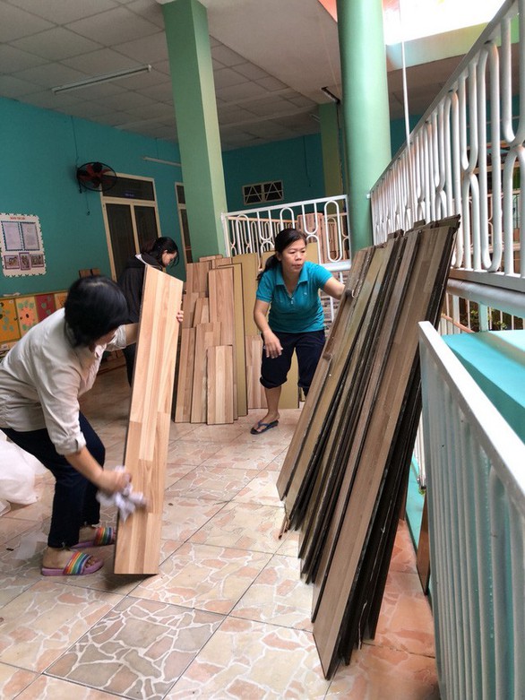 Trường ngập, giáo viên phơi sách, hồ sơ học sinh - Ảnh 3. Trường ngập, giáo viên phơi sách, hồ sơ học sinh - Ảnh 3.