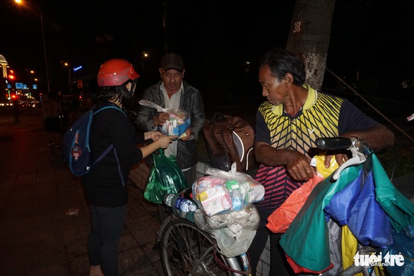 Bạn trẻ làm thiện nguyện: Ấm áp tình người sau đêm bão - Ảnh 8. Bạn trẻ làm thiện nguyện: Ấm áp tình người sau đêm bão - Ảnh 8.