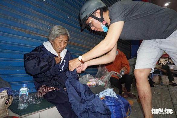 Bạn trẻ làm thiện nguyện: Ấm áp tình người sau đêm bão - Ảnh 4. Bạn trẻ làm thiện nguyện: Ấm áp tình người sau đêm bão - Ảnh 4.