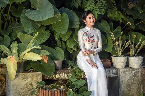 Áo dài Ngọc Hân cảm hứng Đường xưa mây trắng từ thiền sư Nhất Hạnh - Ảnh 1. Áo dài Ngọc Hân cảm hứng Đường xưa mây trắng từ thiền sư Nhất Hạnh - Ảnh 1.