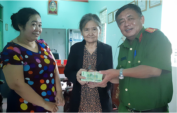Tui la lên để lấy lại bọc tiền, rồi tới công an trình báo - Ảnh 2. Tui la lên để lấy lại bọc tiền, rồi tới công an trình báo - Ảnh 2.