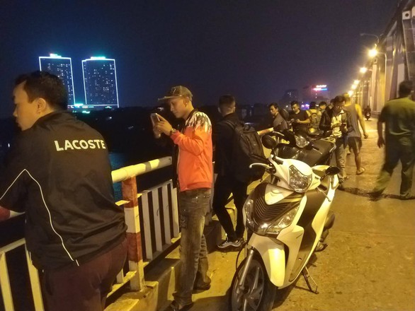 Xe lao xuống sông Hồng: trong xe có hai thi thể - Ảnh 7. Xe lao xuống sông Hồng: trong xe có hai thi thể - Ảnh 7.