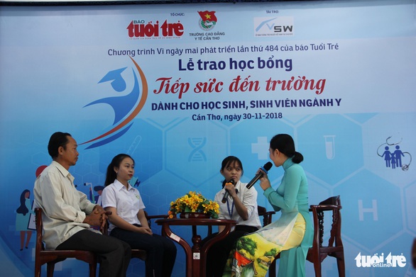 Báo Tuổi Trẻ trao 59 suất học bổng cho thiên thần áo trắng miền Tây - Ảnh 1. Báo Tuổi Trẻ trao 59 suất học bổng cho thiên thần áo trắng miền Tây - Ảnh 1.