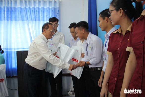 Báo Tuổi Trẻ trao 59 suất học bổng cho thiên thần áo trắng miền Tây - Ảnh 4. Báo Tuổi Trẻ trao 59 suất học bổng cho thiên thần áo trắng miền Tây - Ảnh 4.