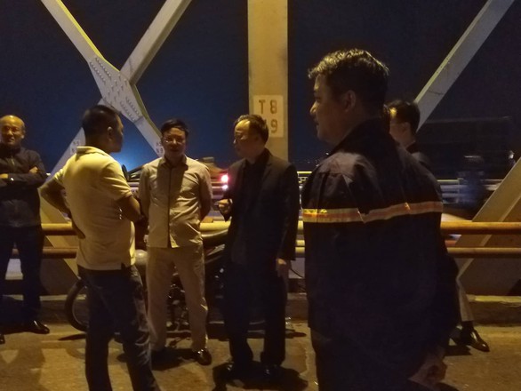 Xe lao xuống sông Hồng: trong xe có hai thi thể - Ảnh 18. Xe lao xuống sông Hồng: trong xe có hai thi thể - Ảnh 18.