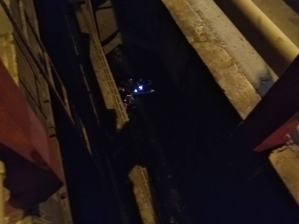 Xe lao xuống sông Hồng: trong xe có hai thi thể - Ảnh 3. Xe lao xuống sông Hồng: trong xe có hai thi thể - Ảnh 3.