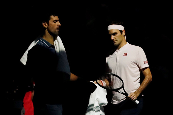 Djokovic thắng nghẹt thở Federer ở bán kết Paris Masters - Ảnh 2.