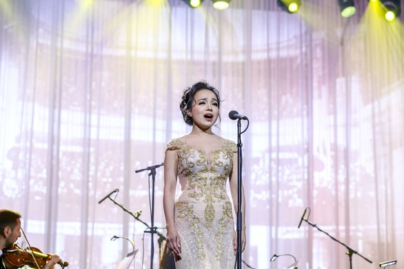 Live show của Lan Anh thắp lên niềm tự hào tôi yêu tiếng nước tôi - Ảnh 7. Live show của Lan Anh thắp lên niềm tự hào tôi yêu tiếng nước tôi - Ảnh 7.
