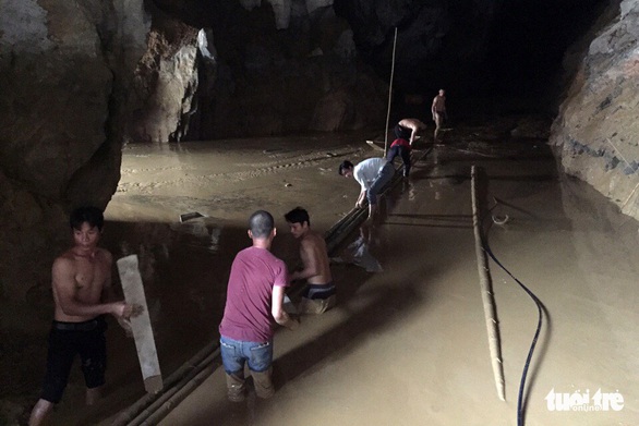 Bắt chủ nhóm đào vàng trái phép vụ 2 người kẹt trong hang - Ảnh 5. Bắt chủ nhóm đào vàng trái phép vụ 2 người kẹt trong hang - Ảnh 5.