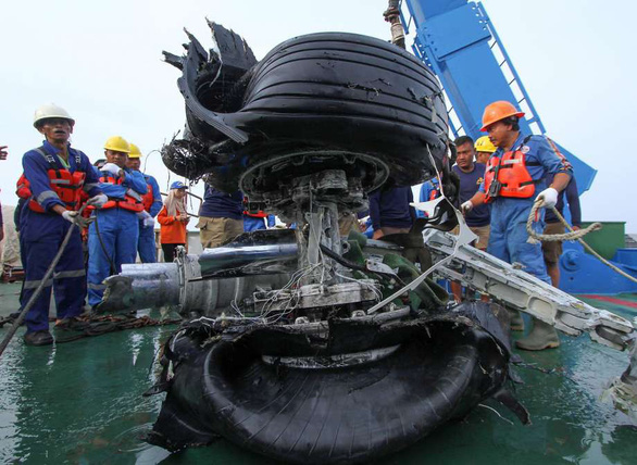 Đã trích xuất dữ liệu hộp đen máy bay bị nạn ở Indonesia - Ảnh 1. Đã trích xuất dữ liệu hộp đen máy bay bị nạn ở Indonesia - Ảnh 1.