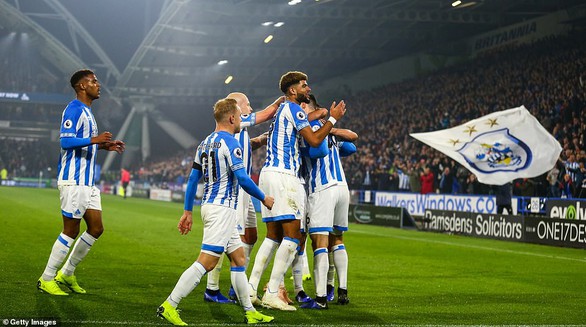 Fulham tặng Huddersfield trận thắng đầu tiên trong mùa - Ảnh 1. Fulham tặng Huddersfield trận thắng đầu tiên trong mùa - Ảnh 1.